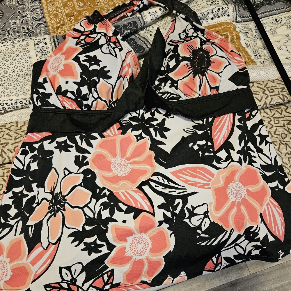 Halter swimsuit tip with skort
